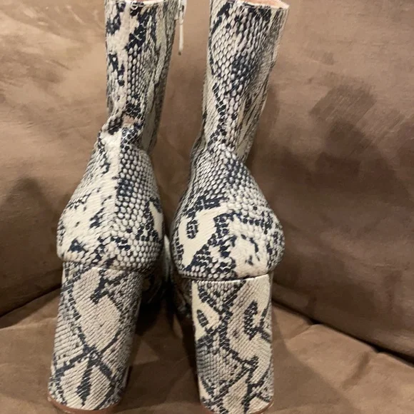 ❤️Pretty little thing short snake skin boots❤️A little taller than ankle boots❤️ - Picture 4 of 8